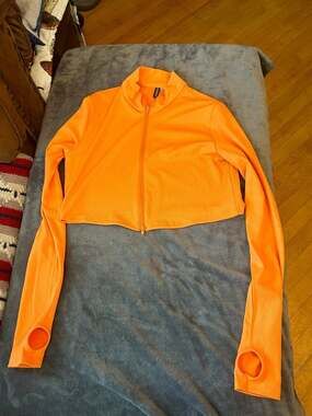 Divided long sleeve crop top size XLarge